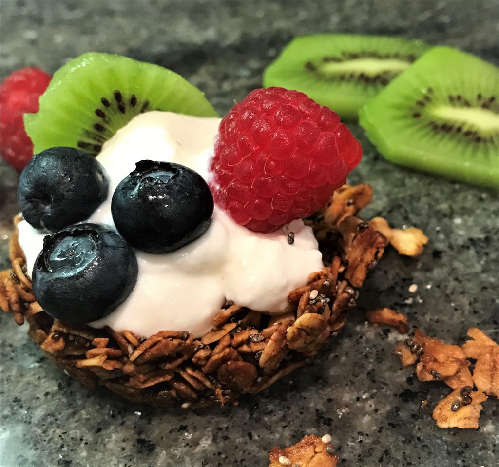 Oatmeal Cups With Yogurt And Fruit