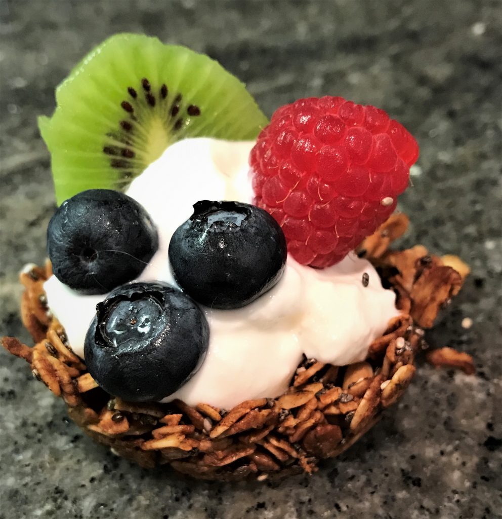 Oatmeal Cups With Yogurt And Fruit